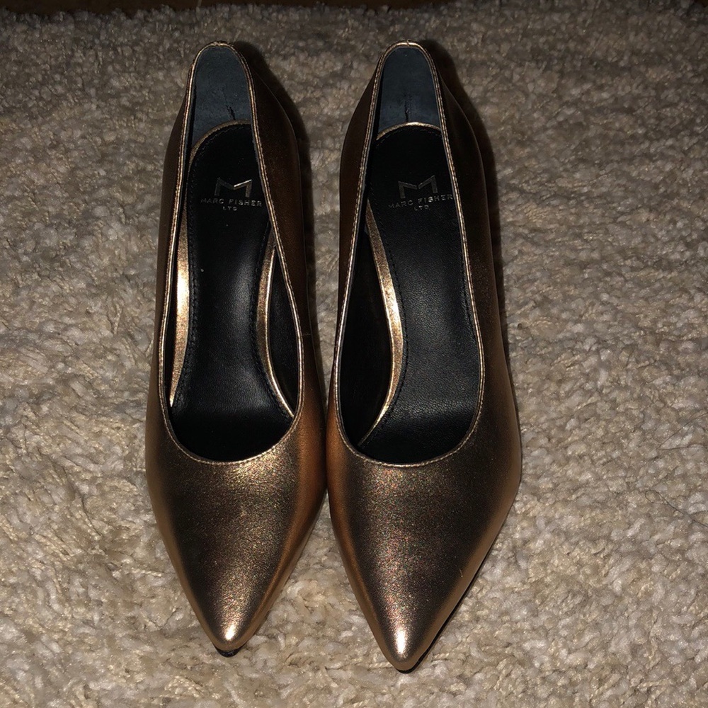 Beautiful gold pumps by Marc Fischer 💛